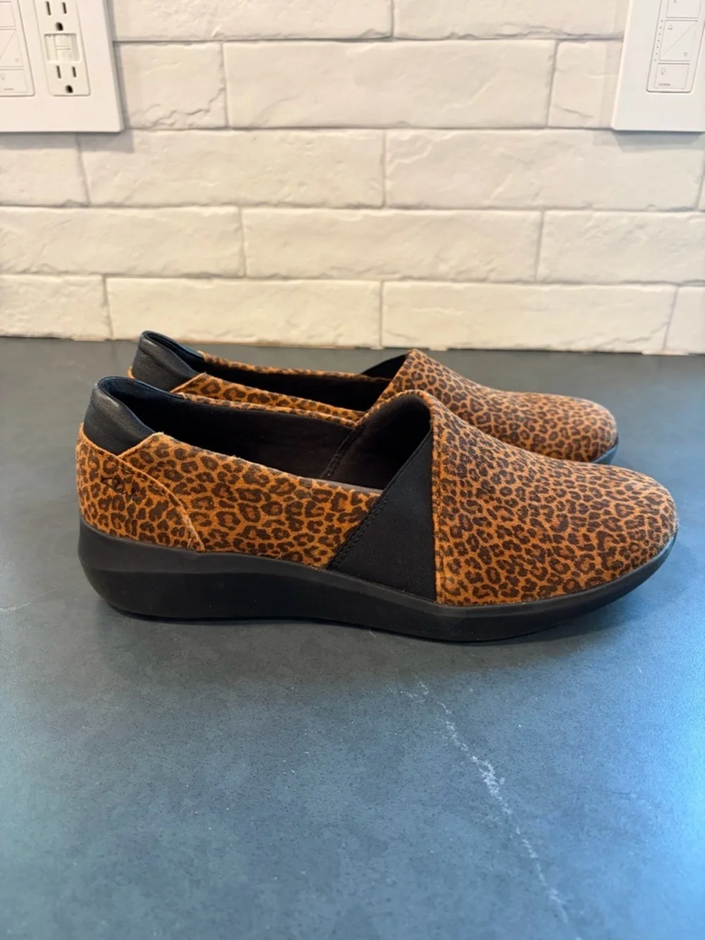 Clarks Collection sz 10 Kayleigh STep Cheetah Print leather Slip-On Shoes